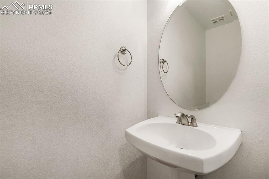 Image 23 of 46: Bathroom