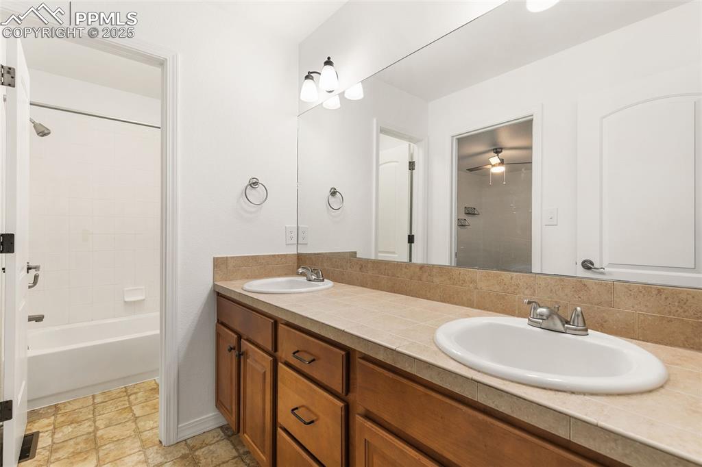 Image 32 of 46: Bathroom