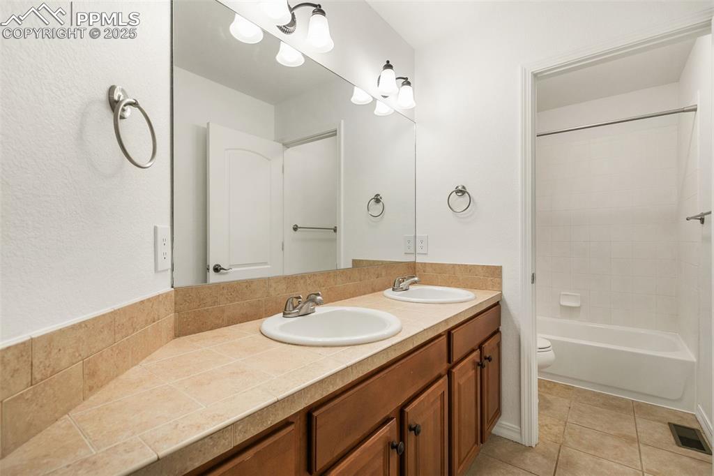 Image 34 of 46: Bathroom