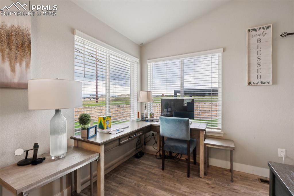 Image 19 of 43: Dining Area