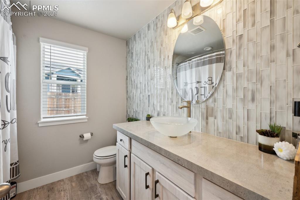 Image 26 of 43: Bathroom