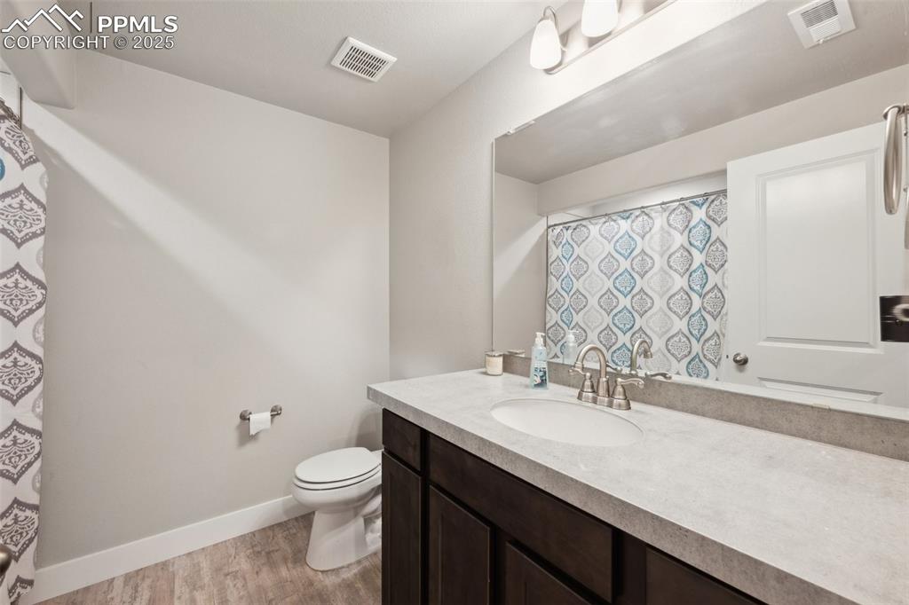 Image 34 of 43: Bathroom