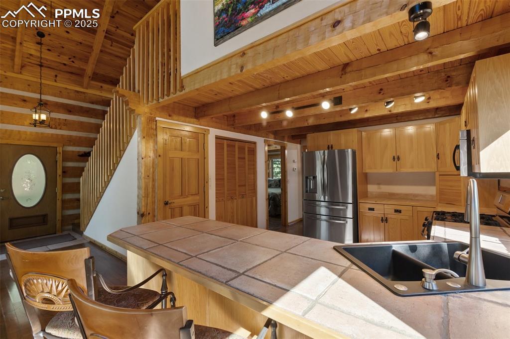 Image 12 of 46: Kitchen