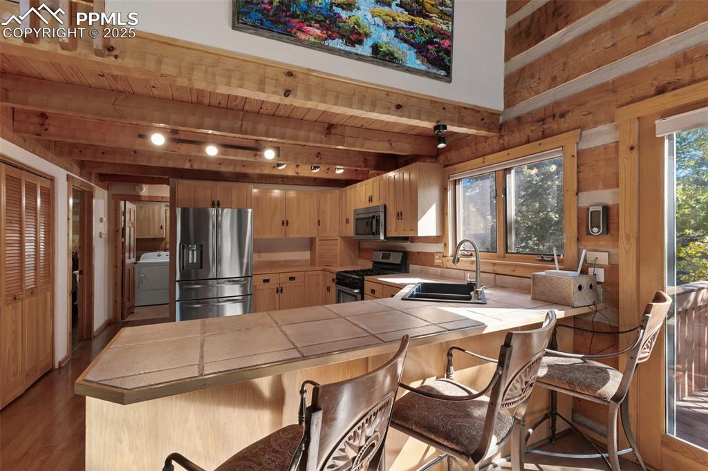 Image 14 of 46: Kitchen