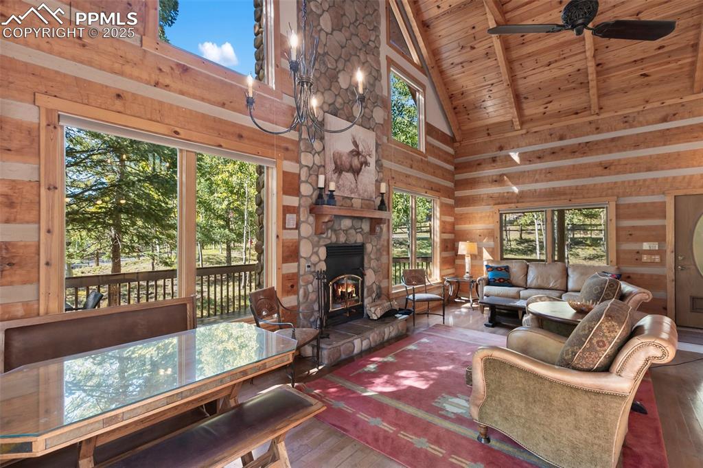 Image 16 of 46: Dining Area