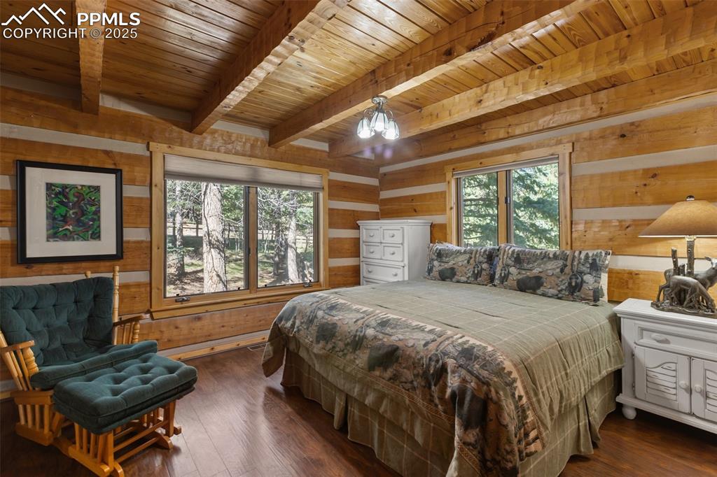 Image 25 of 46: Bedroom