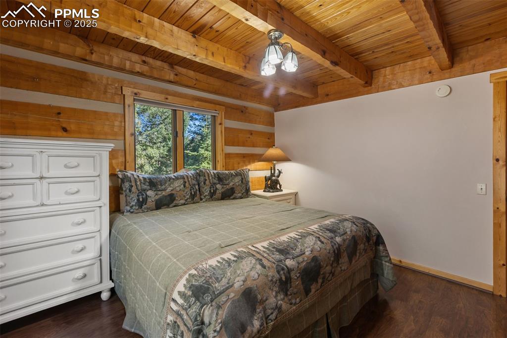 Image 26 of 46: Bedroom