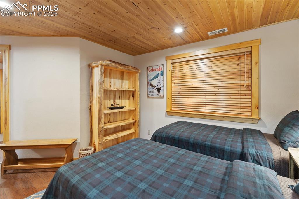 Image 31 of 46: Family Room