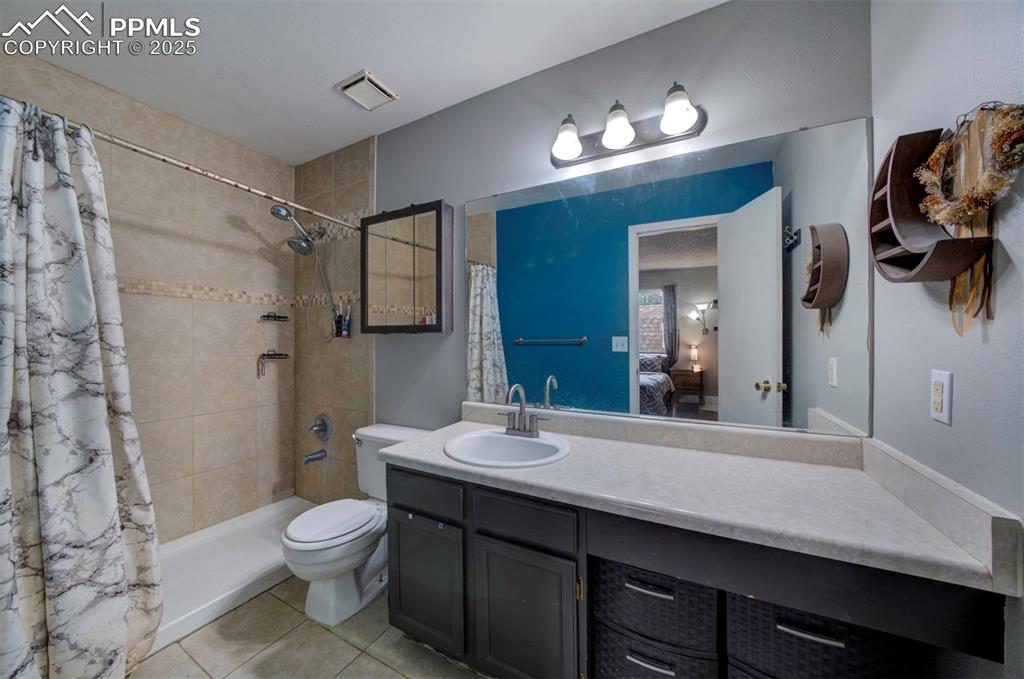 Image 10 of 18: Bathroom