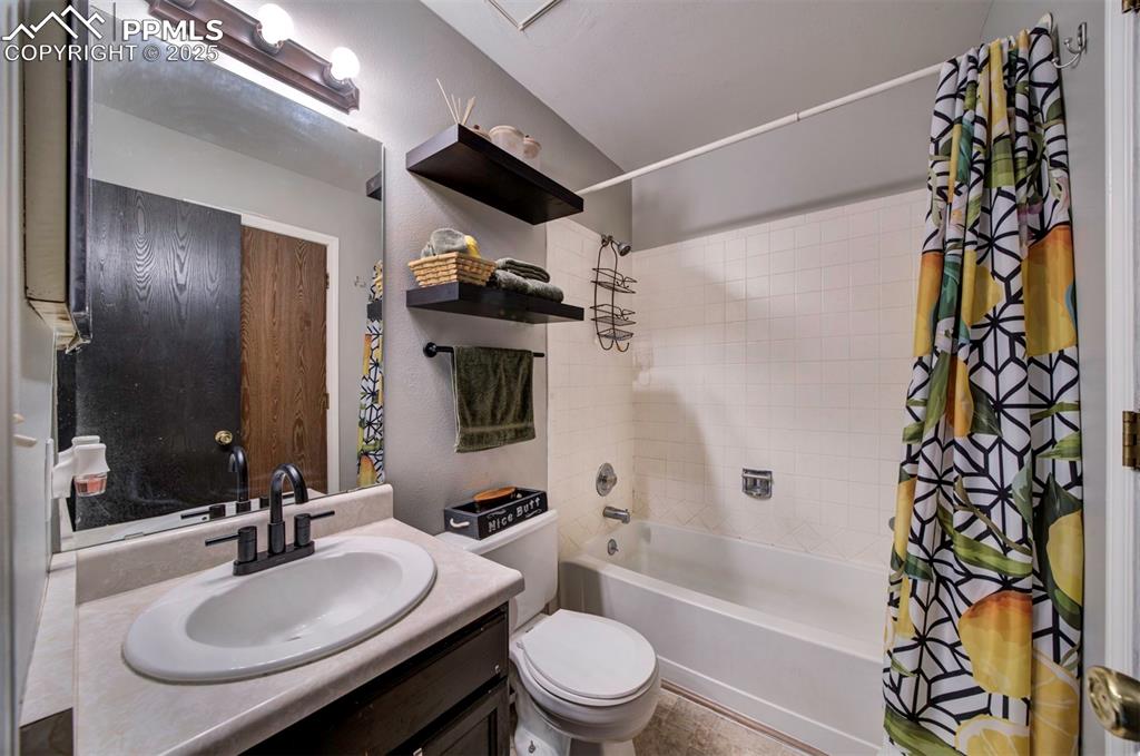 Image 15 of 18: Bathroom