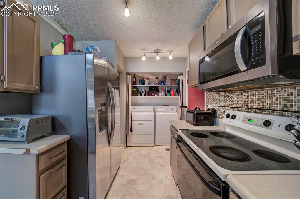 Image 4 of 18: Kitchen
