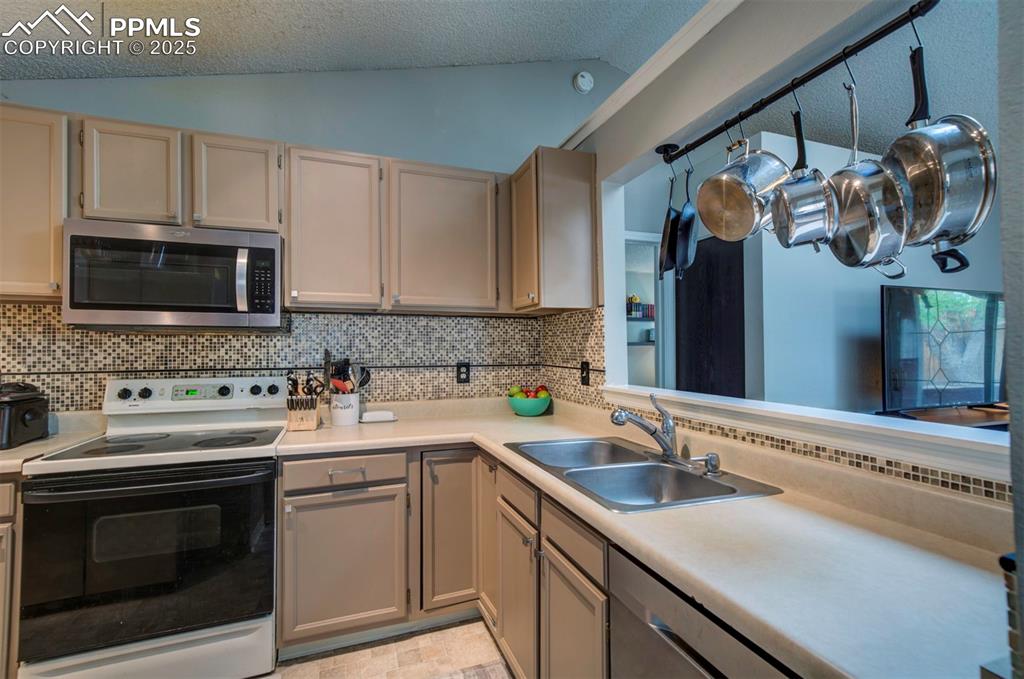 Image 5 of 18: Kitchen