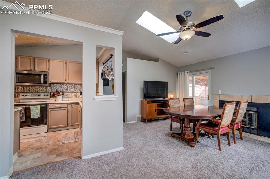 Image 7 of 18: Dining Area