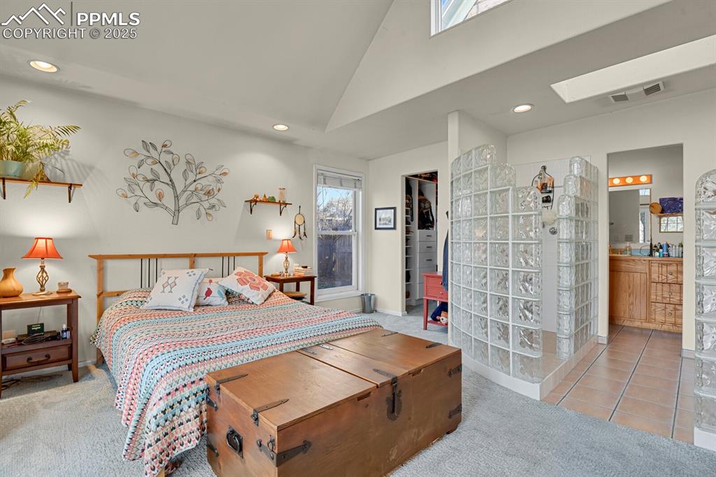 Image 15 of 34: Bedroom