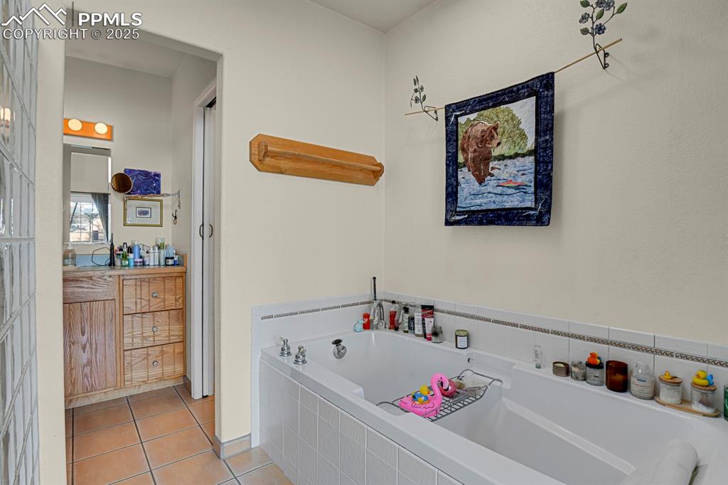 Image 19 of 34: Soaking tub