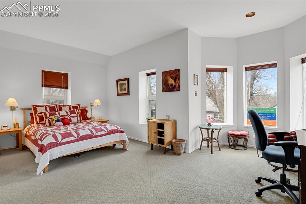 Image 22 of 34: Bedroom