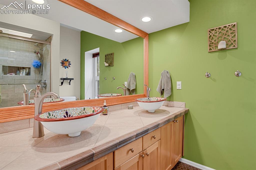 Image 23 of 34: Bathroom