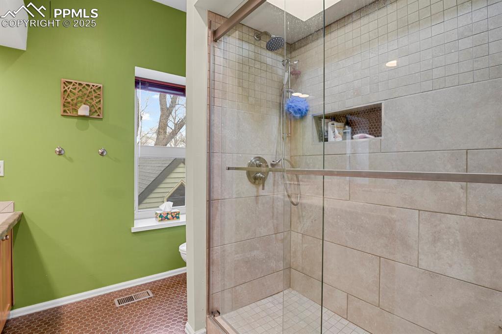 Image 24 of 34: Bathroom