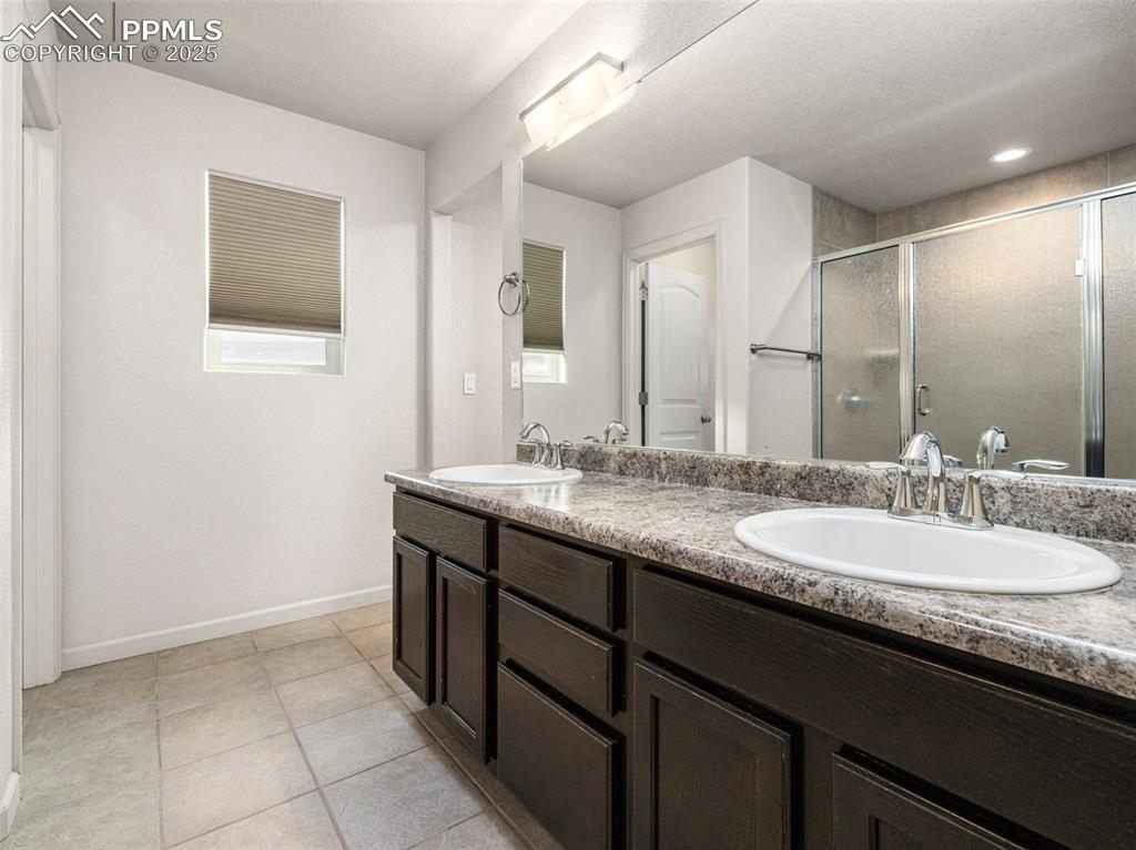 Image 18 of 44: Bathroom