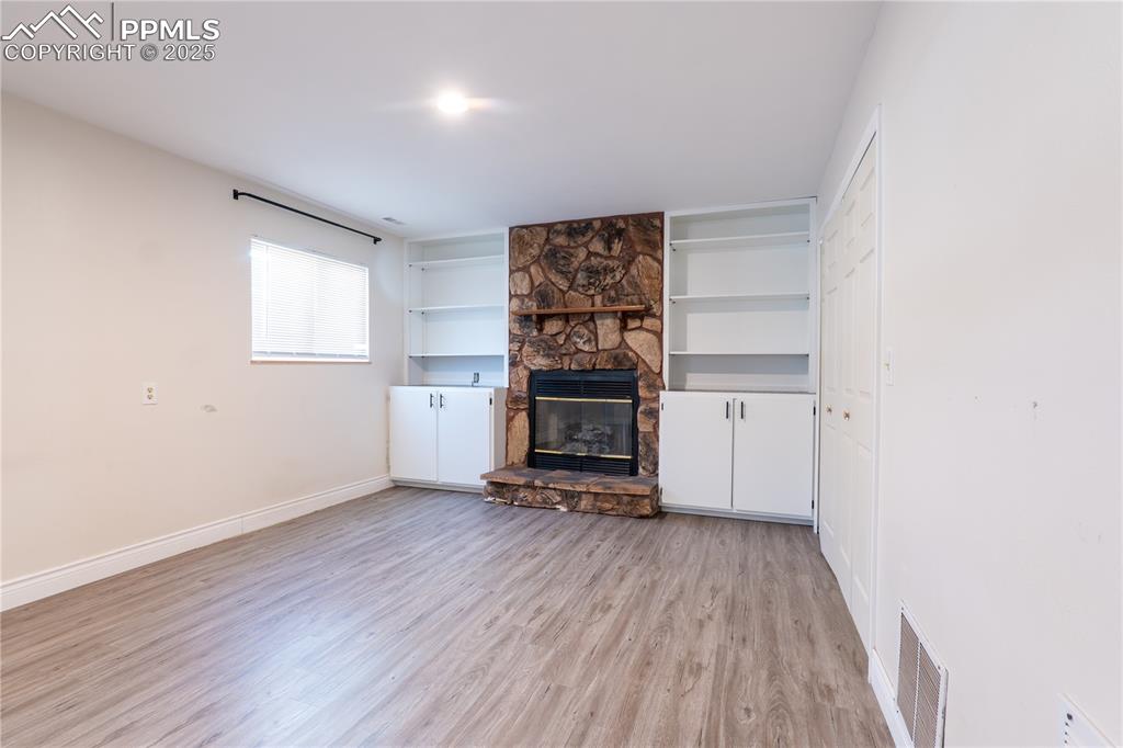 Image 14 of 36: Living Room