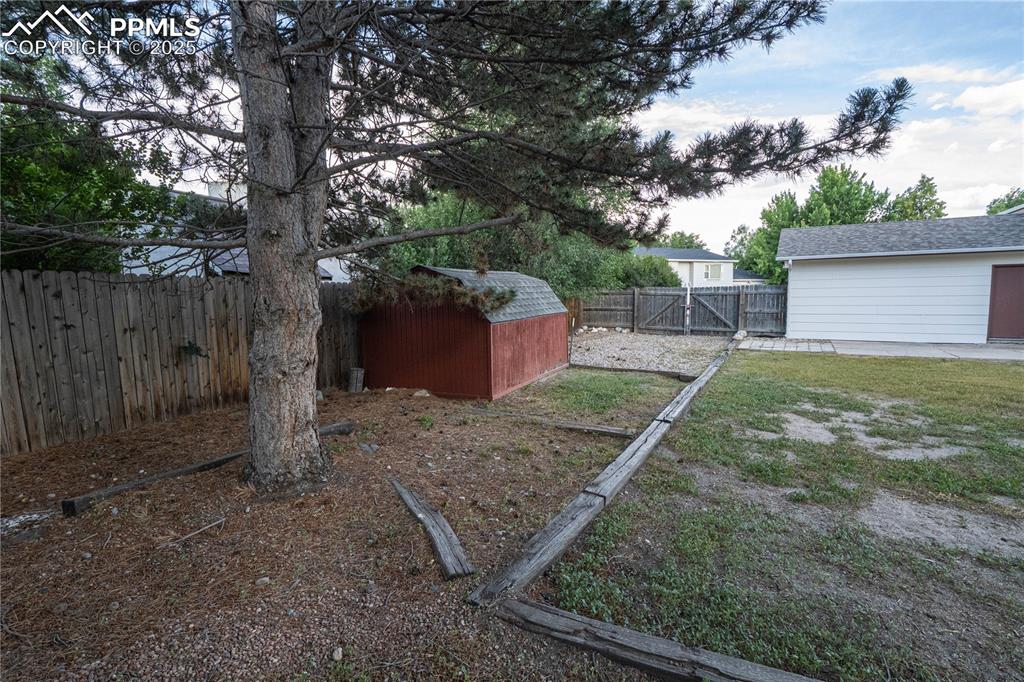 Image 29 of 36: Yard