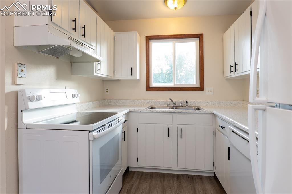 Image 7 of 36: Kitchen