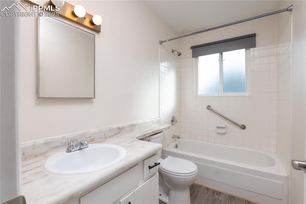 Image 9 of 36: Bathroom