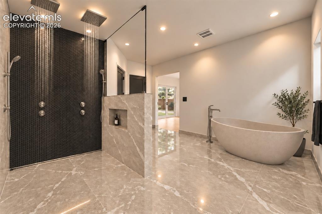 Image 8 of 11: Bathroom