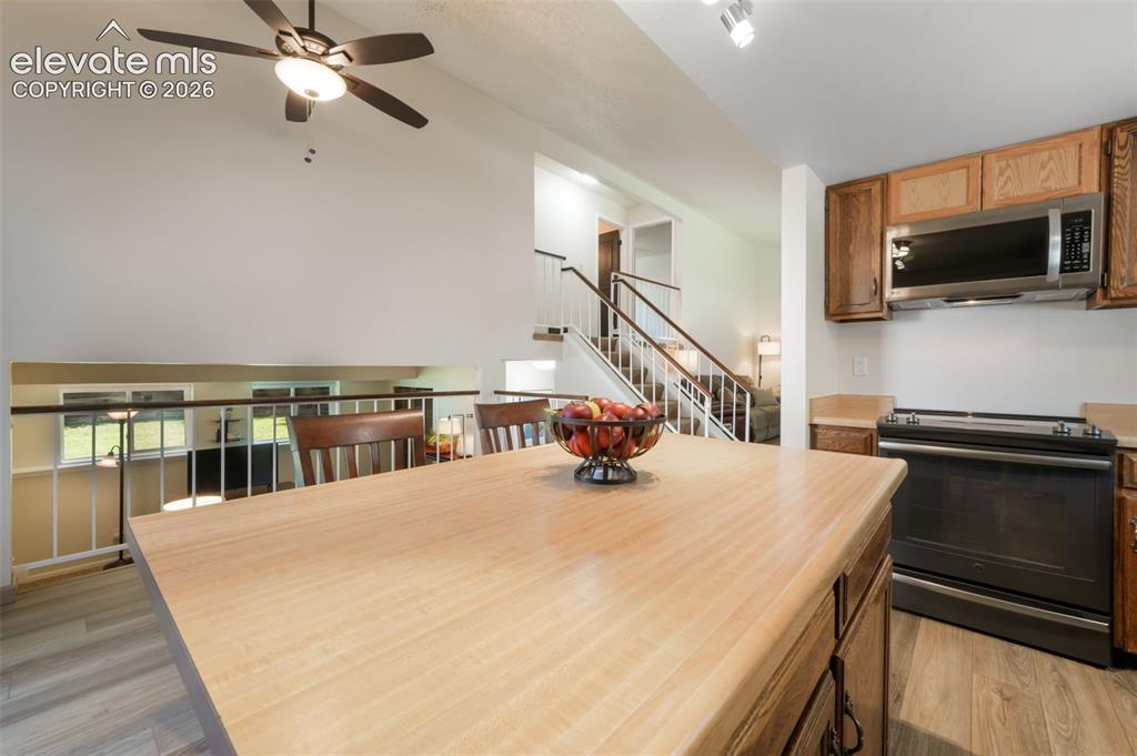 Image 15 of 50: Kitchen