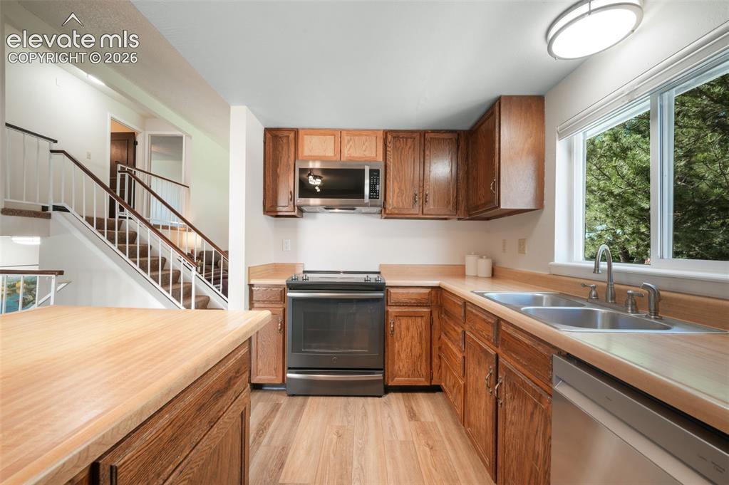 Image 16 of 50: Kitchen