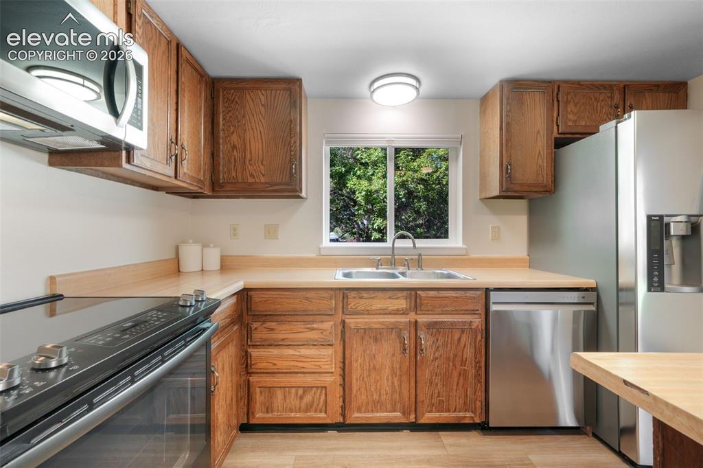 Image 17 of 50: Kitchen