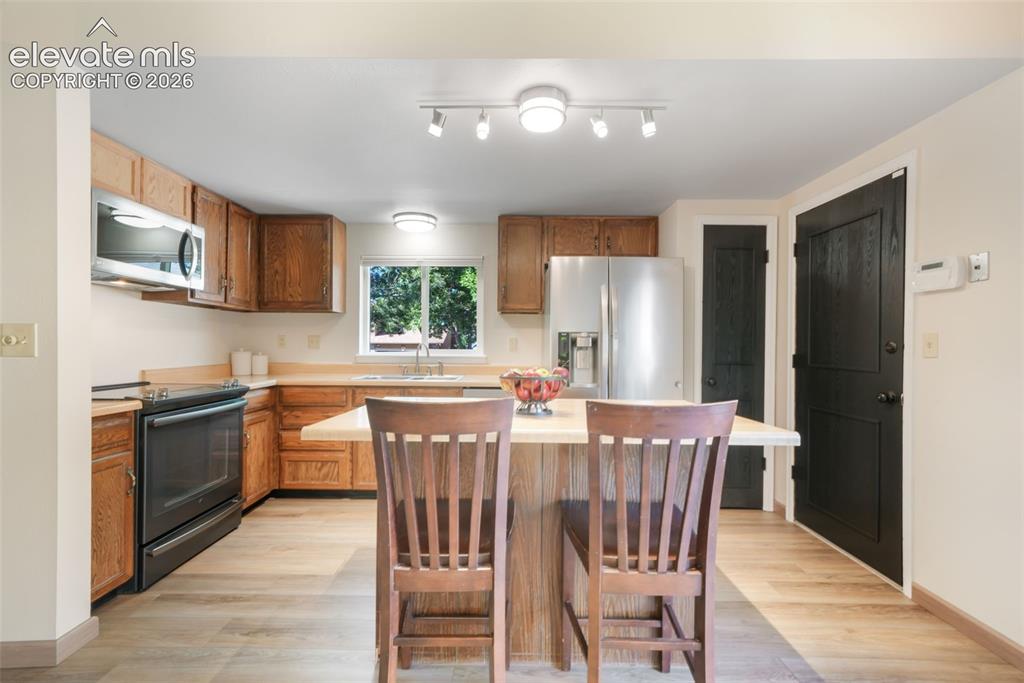 Image 18 of 50: Kitchen