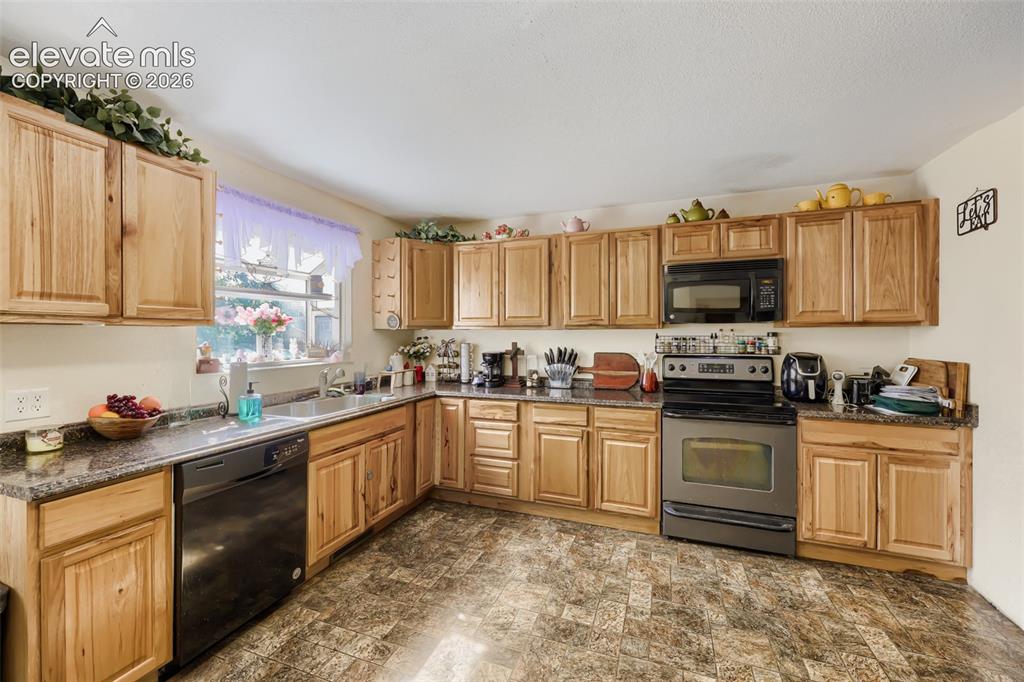 Image 10 of 28: Kitchen