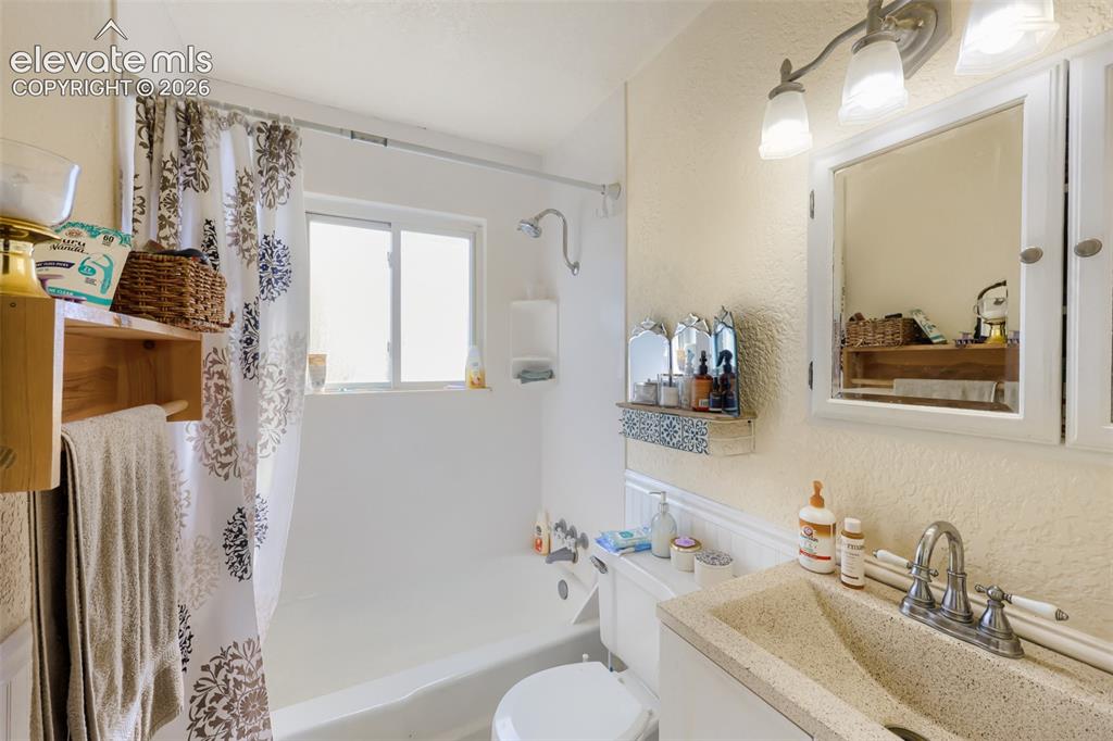 Image 20 of 28: Bathroom