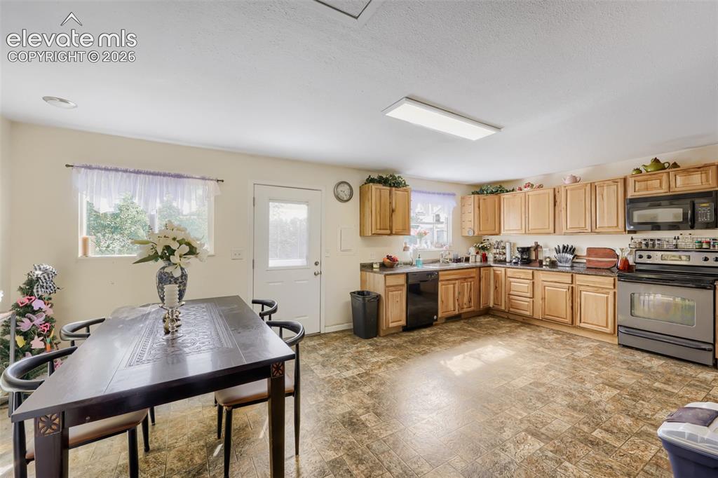 Image 4 of 28: Kitchen