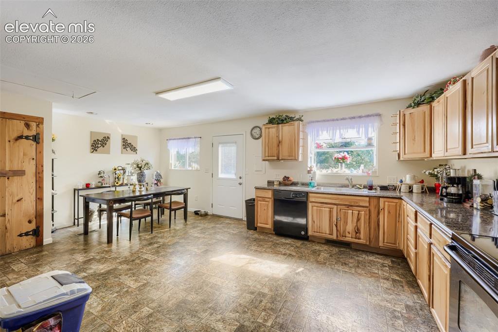 Image 8 of 28: Kitchen