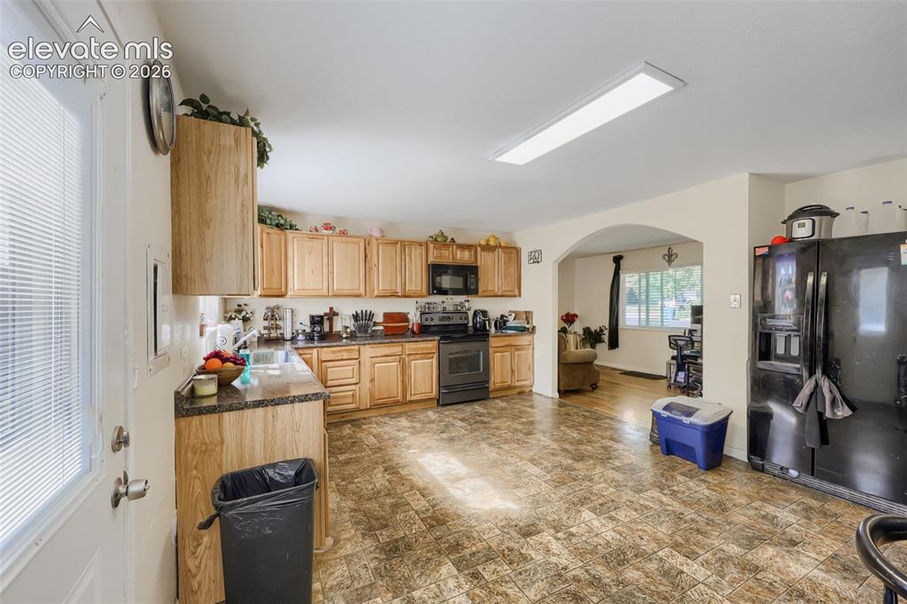 Image 9 of 28: Kitchen