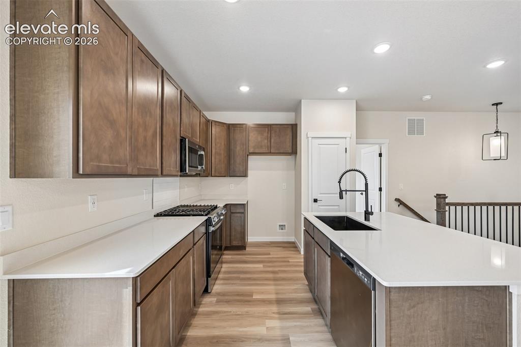 Image 14 of 49: Kitchen