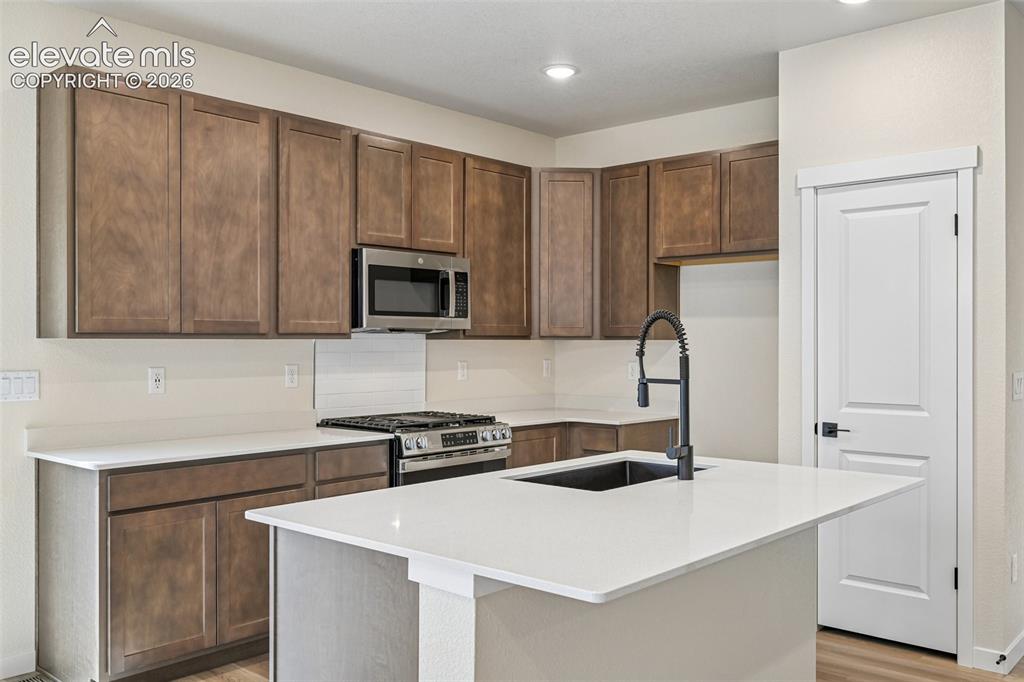 Image 15 of 49: Kitchen