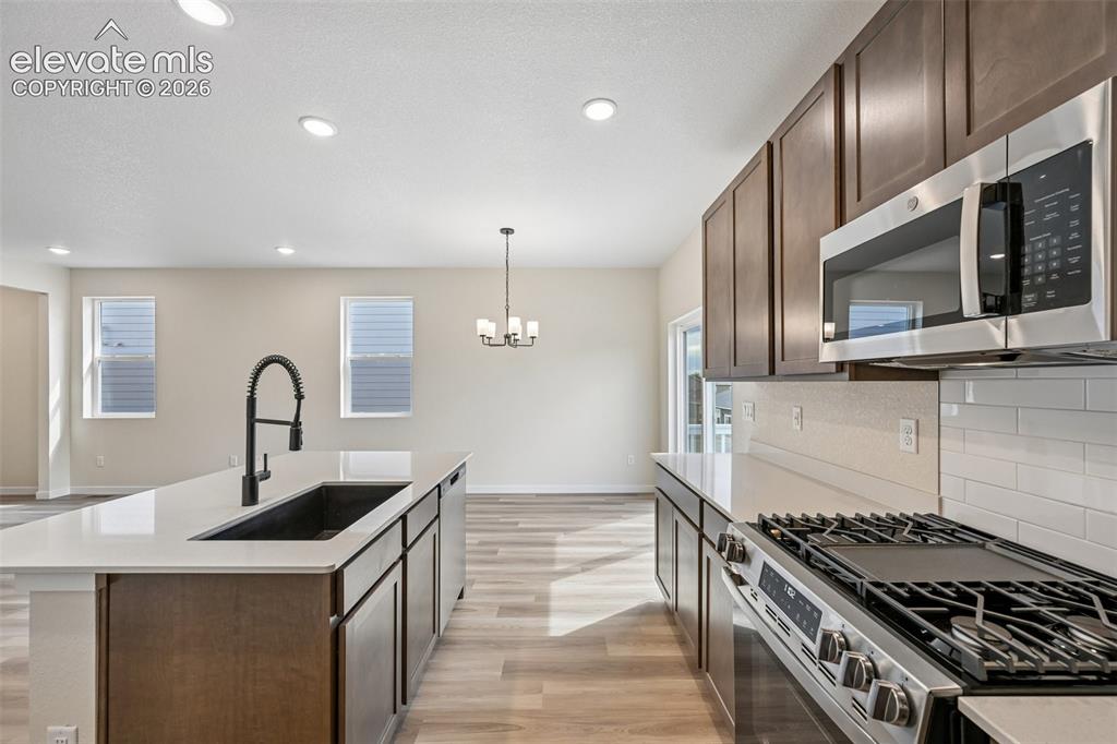 Image 18 of 49: Kitchen