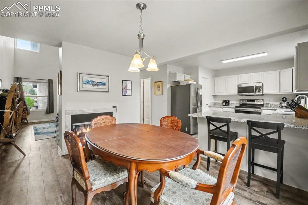 Image 11 of 38: Dining Area