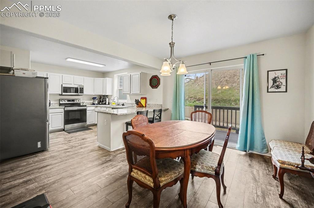 Image 13 of 38: Dining Area