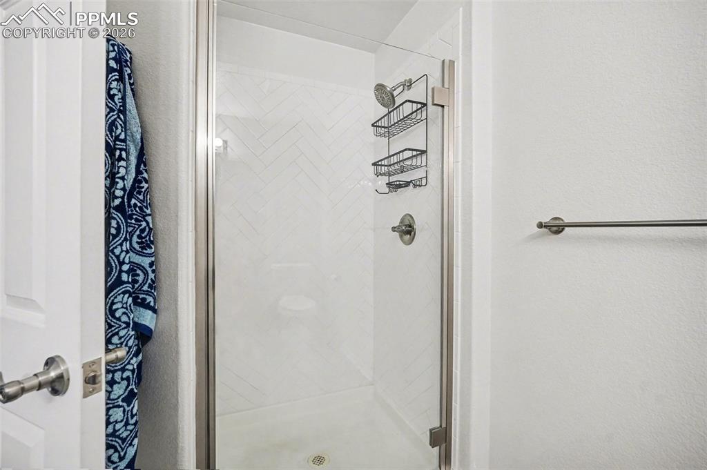 Image 19 of 38: Bathroom