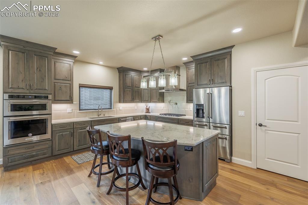 Image 11 of 50: Kitchen