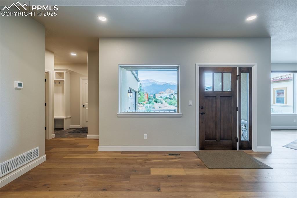 Image 17 of 50: Entry