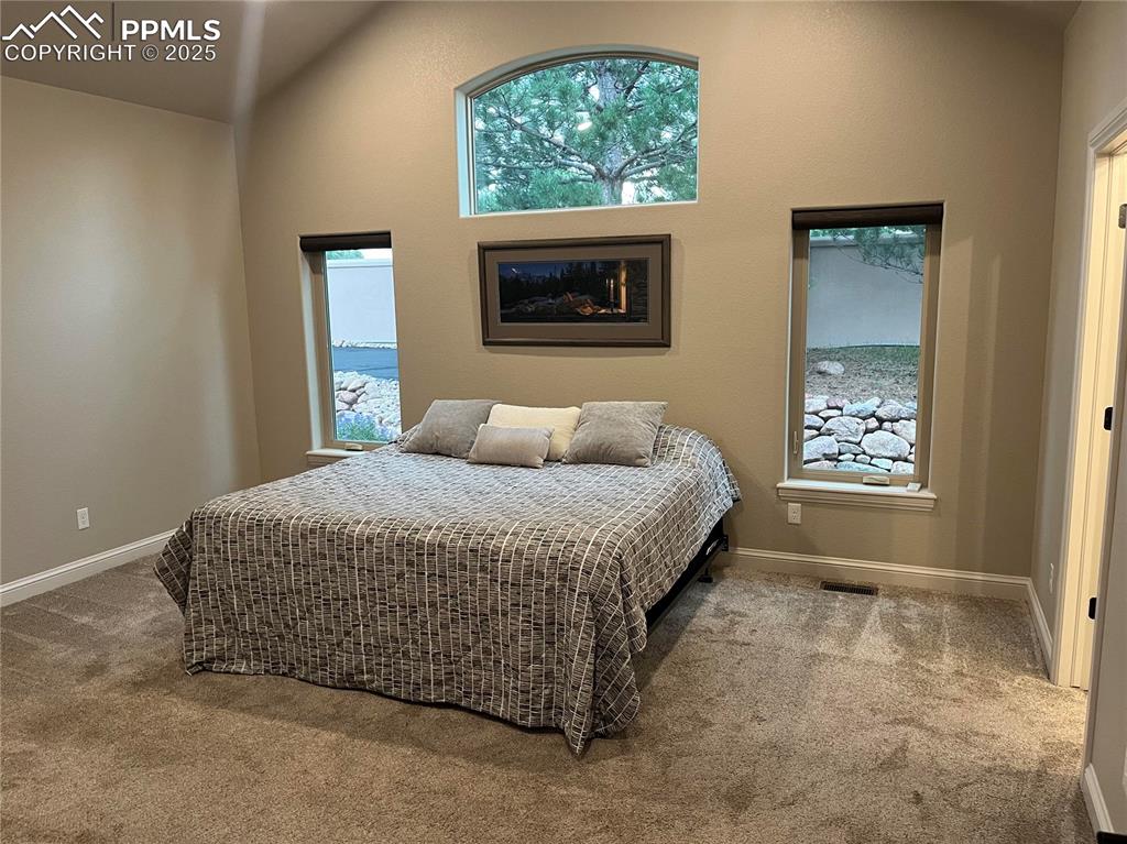 Image 21 of 50: Bedroom