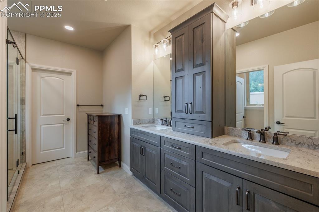 Image 23 of 50: Bathroom