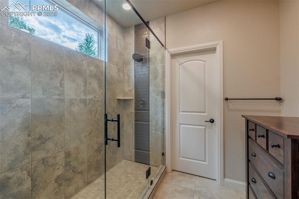 Image 24 of 50: Bathroom