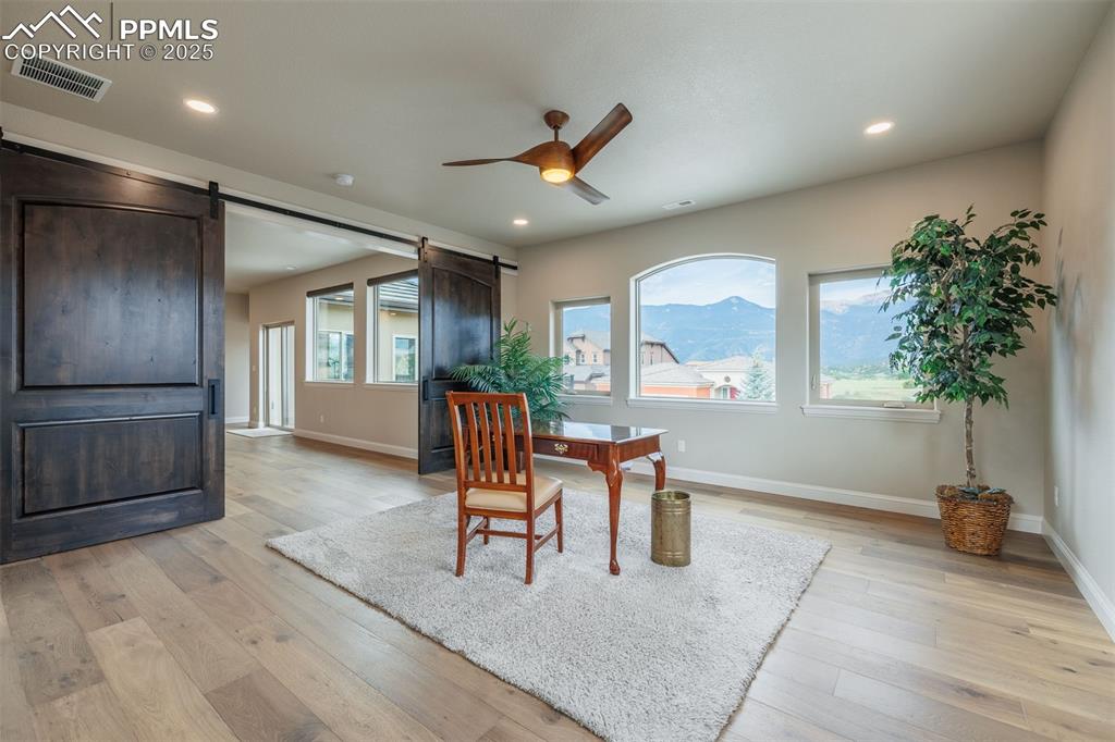 Image 28 of 50: Dining Area