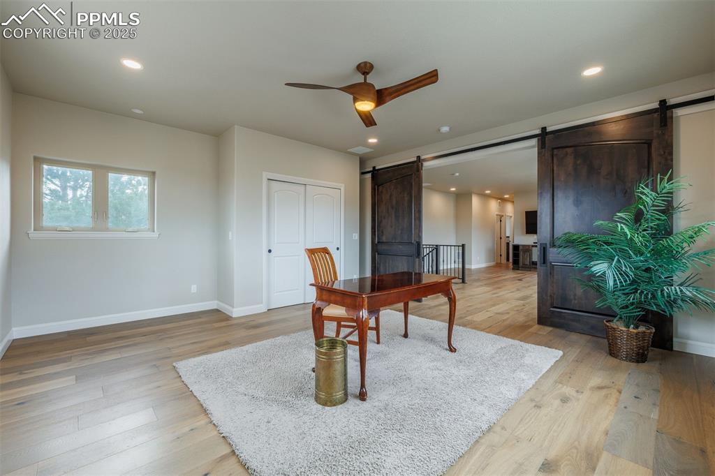 Image 30 of 50: Office